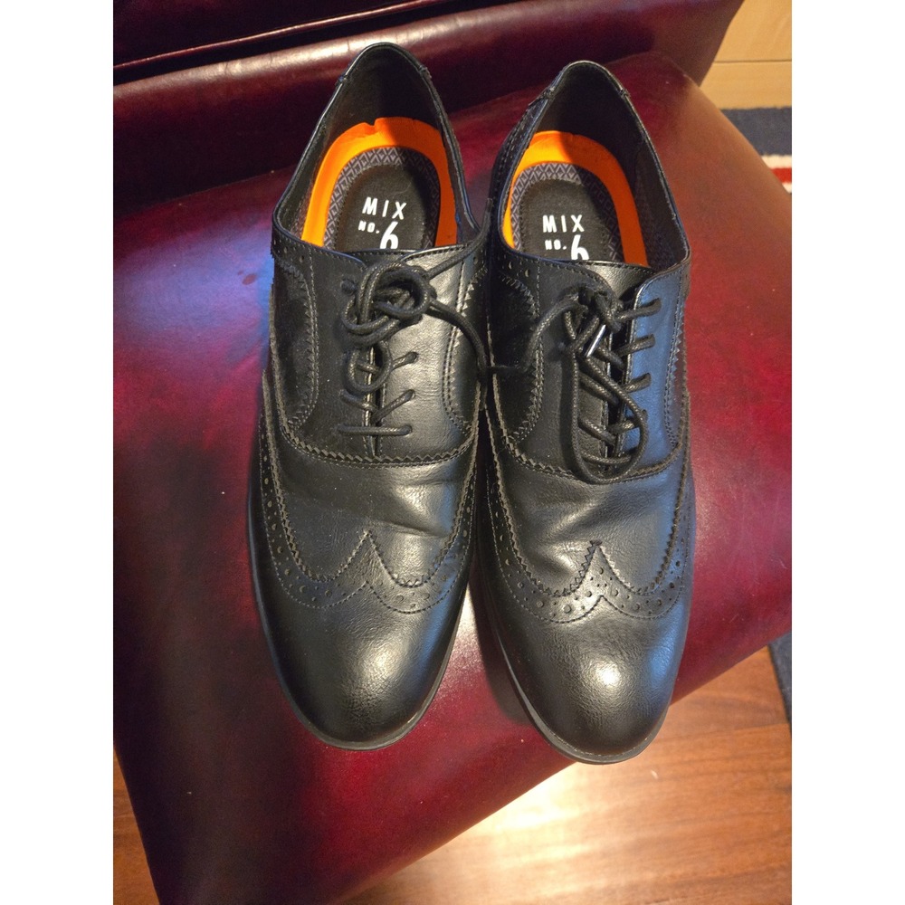 Mens laced‎ wing tip dress shoes
